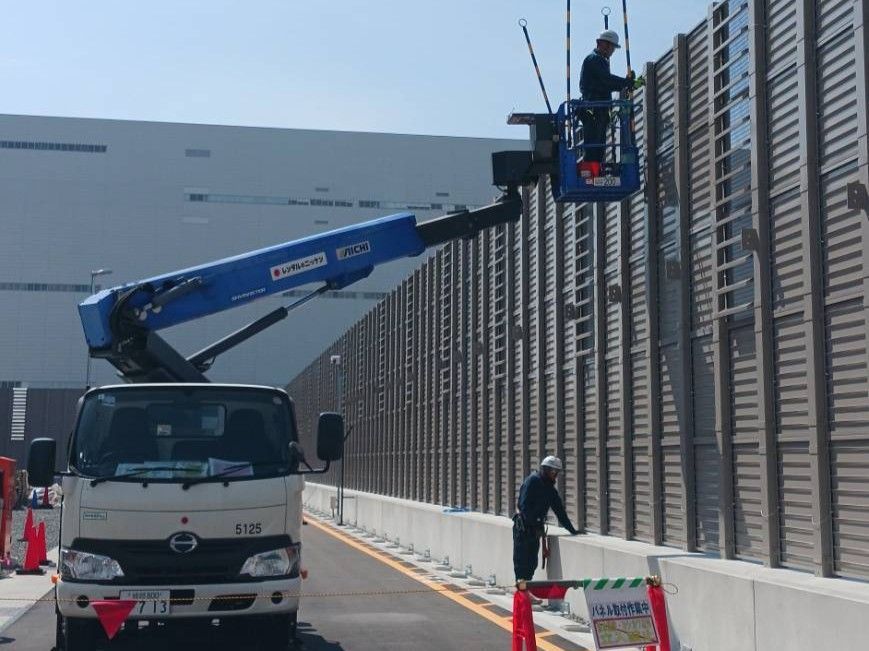 高所作業車での壁設置