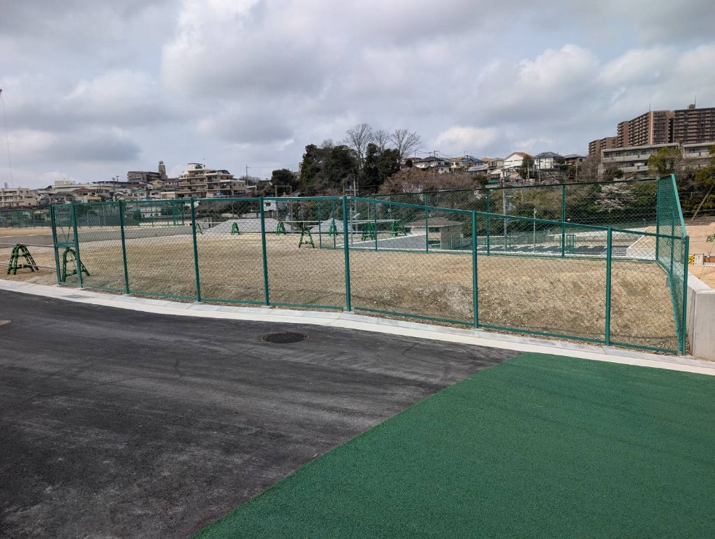 公園フェンス広角