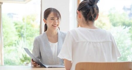 夜間のデッキ施工現場