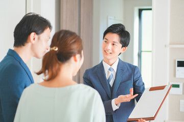 クレーン車を使った柱設置作業（2人1組）