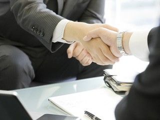 ビル外壁のデッキ施工（複数人で協力）