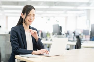 夜間道路での標識・ガードレール設置作業